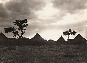 在法西斯时代建立一个帝国：Mai Zaghenà的日落，1936年5月9日（黑白照片）。 作者 莫迪斯蒂诺·巴尔迪内蒂