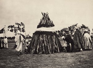 在法西斯时代建立一个帝国：达梅拉，1936年5月9日（黑白照片）。 作者 莫迪斯蒂诺·巴尔迪内蒂