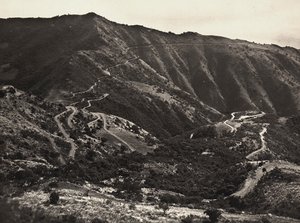 在法西斯时代建立一个帝国：马绍亚-阿斯马拉山上的道路，1936年5月9日（黑白照片）。 作者 莫迪斯蒂诺·巴尔迪内蒂