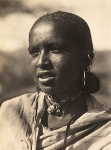 在法西斯时代建立一个帝国：年轻的阿比西尼亚女孩，1936年5月9日（黑白照片）。