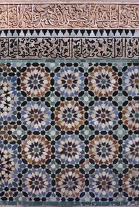 主要庭院的墙壁，细节，由1565年的Saadians建造（zellij tilework和灰泥工作）