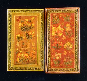 一对Safavid朝代镜盒，涂有花卉图案，其中一个带栖息的戴胜小鸟，约1671-2年 作者 穆罕默德·扎曼（Muhammad Zaman）