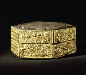 用动物装饰的六角形的pyxis，来自Grave V，Grave Circle A，Mycenae（木和金）