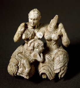 迈锡尼艺术：由两个神和一个孩子组成的象牙偶像 - 公元前 1500 年，昏暗。 7.5 厘米 - 希腊雅典国家考古博物馆 - 两个迈锡尼神和一个孩子 - 象牙雕塑（高 7.5 厘米）