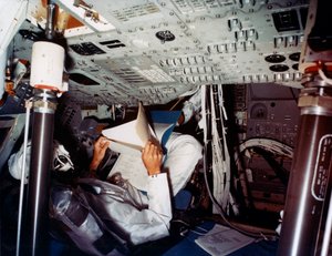 1970年代，NASA指挥舱内的宇航员。 作者 NASA图片