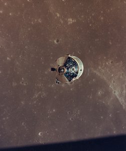 阿波罗11号指令舱和服务舱在轨道上从登月舱拍摄的照片，1969年。 作者 NASA图片