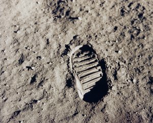 阿波罗11号在月球上的靴印，1969年7月。 作者 NASA图片