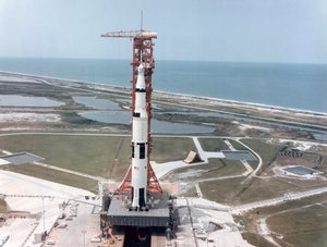 1971年，美国佛罗里达州肯尼迪航天中心发射台上的阿波罗15号。
