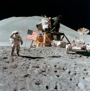 宇航员詹姆斯·欧文（James Irwin）1930-1991年在月球上致敬，1971年。