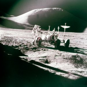 宇航员与月球巡视器在月球上，1970年代。 作者 NASA图片