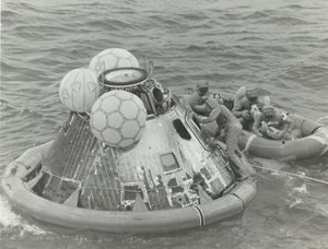 [阿波罗11号飞船溅落后救生艇上的宇航员]，1969年。