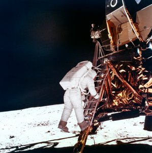 1969年，埃德温·巴斯·奥尔德林（Edwin Buzz Aldrin）沿着月球舱阶梯走下台阶，在月球上行走。