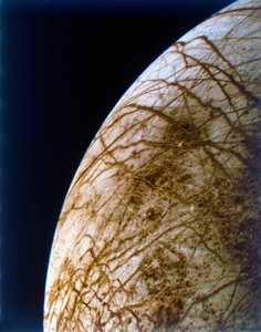 1979年7月9日，来自旅行者2号的欧罗巴。 作者 NASA图片