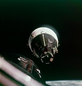 1965年12月15日，首次在太空中进行会合。 作者 NASA图片