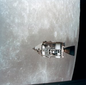 1971年，月球轨道上的阿波罗15号命令和服务舱。
