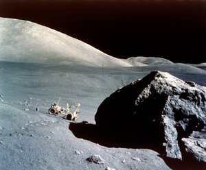 阿波罗17号任务，1972年12月，月球表面的一块巨大岩石使漫游者相形见绌。 作者 NASA图片