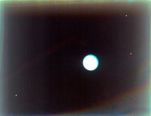 天王星与卫星Miranda、Ariel和Umbriel，来自旅行者2号，1986年1月24日。 作者 NASA图片