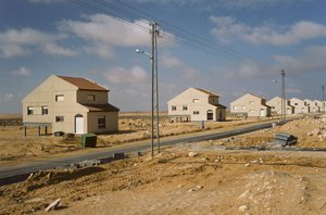 在沙漠中的 Moshav Kadesh Barnea（又名 Moshav Nizzana）为以色列定居者建造新房