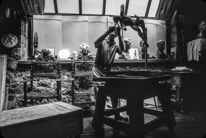 雕塑家沃克-汉考克在他的艺术工作室工作 作者 内森·本