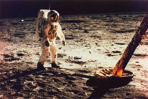 巴兹-奥尔德林在月球表面行走，靠近登月舱的一条腿，1969年。