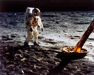 巴兹-奥尔德林在登月舱的腿边，阿波罗II任务，1969年7月。 作者 尼尔阿姆斯特朗