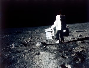 巴兹-奥尔德林在月球表面进行实验，阿波罗II任务，1969年7月。 作者 尼尔阿姆斯特朗