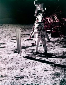 巴兹-奥尔德林在月球表面部署太阳风收集器，阿波罗11号任务，1969年7月。  