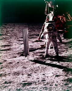 巴兹-奥尔德林在月球表面部署太阳风收集器，阿波罗11号任务，1969年7月。  
