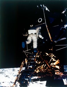 1969年7月，巴兹-奥尔德林从登月舱下来，阿波罗II任务。 作者 尼尔阿姆斯特朗