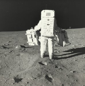 巴兹-奥尔德林在月球上与早期阿波罗科学实验包的组件，1969年。 作者 尼尔阿姆斯特朗