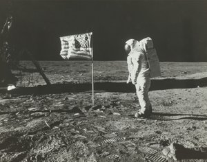 巴兹-奥尔德林在月球上与美国国旗合影，1969年。