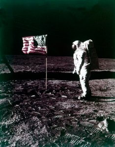 1969年7月，巴兹-奥尔德林站在月球表面的美国国旗旁。