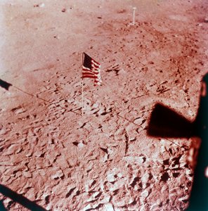 月球上的美国国旗，阿波罗11号任务，1969年7月。  