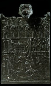 美索不达米亚：反对恶魔之神拉玛什图的青铜咒语牌匾。 驱魔场景的表示。 新亚述时期（公元前 1000-612 年）。 公元前 750 年。 巴黎，卢浮宫博物馆