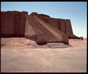 重建的金字塔楼梯视图，公元前 2050 年