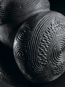 新石器时代阿伯丁郡 Towie 玻璃山的雕刻球，约公元前 3000 年（石头）