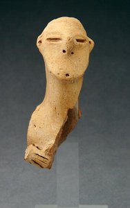 偶像的头像，公元前400-300年（陶瓷）。