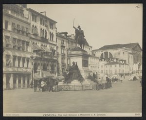 威尼斯的 Riva degli Schiavoni，意大利维克多-伊曼纽尔二世的马术雕像
威尼斯 - Riva degli Schiavoni e Monumento a. V. Emanuele（物体上的标题） 作者 新摄影协会
