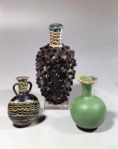 埃及花瓶：一串葡萄、石榴和波浪图案（玻璃） 作者 新王国埃及
