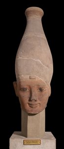 头戴上埃及白色王冠的法老头像，约公元前 1400 年（陶器） 作者 新王国埃及