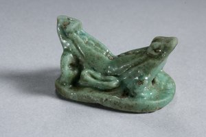 两个连体青蛙的Scarabo，18-19王朝，公元前1540-1186（彩陶）（下面见270367）
