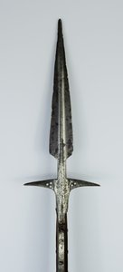 15至15世纪中叶的刺矛（钢，配以铜质镶嵌物和现代修复物）