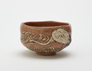 Kenzan风格茶碗，带有起重机和流水设计，十九世纪末期（红泥，白粉，铁颜料在透明铅釉下） 作者 绪方（Kenzan的风格）