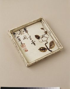 18世纪初，带有李子设计的蛋糕盘（陶瓷，含氧化铁和透明釉） 作者 绪方贤三