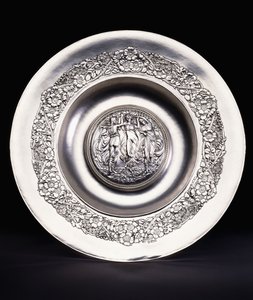 春天，一个大型的Ramsden和Carr银色玫瑰水盘 作者 奥马尔和卡尔·阿尔文·拉姆斯登