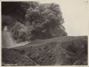 荷属东印度群岛冒烟火山附近的牵马男子