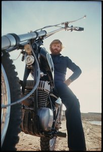 罗伯特-雷德福在《耶利米-约翰逊》片场，1972年（照片 作者 奥兰多·苏埃罗