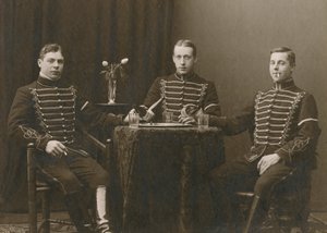 三个年轻的穿制服的骑兵，马尔默，瑞典，1920年代 作者 奥托·欧姆