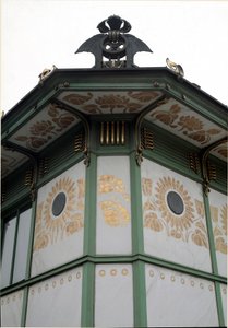 新艺术风格：由建筑师 Otto Wagner (1841-1918) (Viennese Secession) 1894-1899 年在奥地利维也纳制作的 Karlsplatz 地铁站（现为咖啡馆）亭子的景色