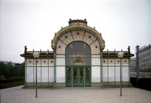 新艺术风格：由建筑师 Otto Wagner (1841-1918) (Viennese Secession) 1894-1899 年在奥地利维也纳制作的 Karlsplatz 地铁站（现为咖啡馆）亭子的景色